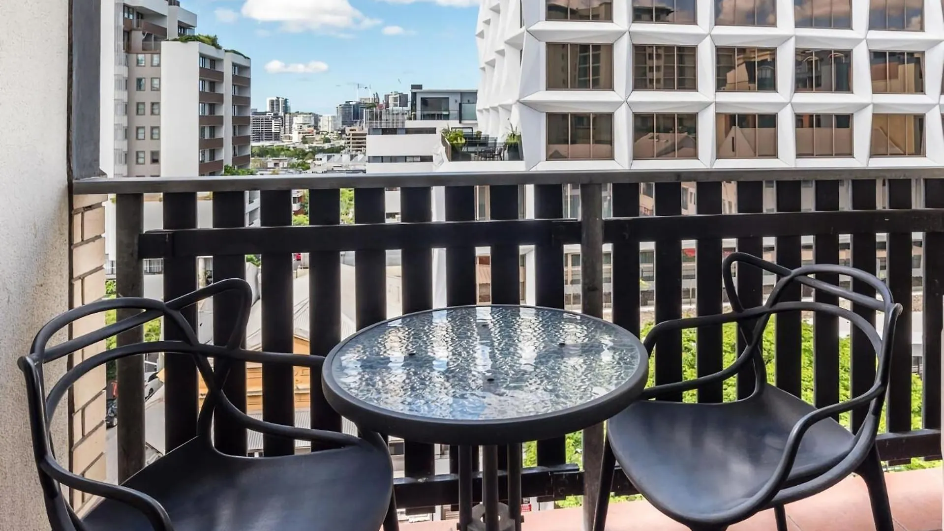 Urban Oasis Stay With Gym Sauna And Hot Tub Brisbane Apartment